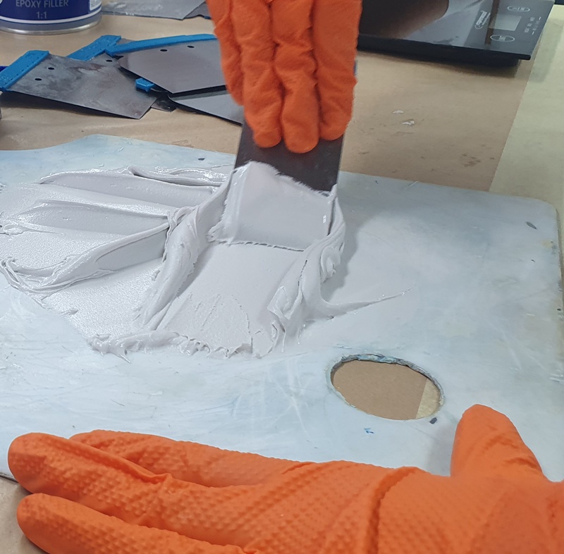 Szpachlowanie ubytków w żelkocie - Naprawa uszkodzeń szpachlówką żelkotową SeaLine