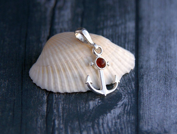 ZAWIESZKA KOTWICZKA Z BURSZTYNEM SREBRNA