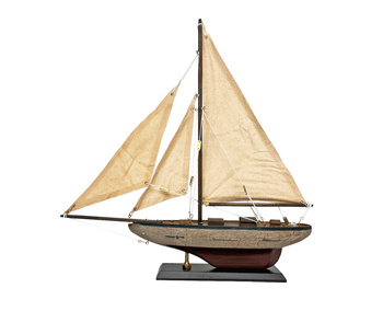 DREWNIANA ŻAGLÓWKA Z PŁÓCIENNYMI ŻAGLAMI PE-M5643